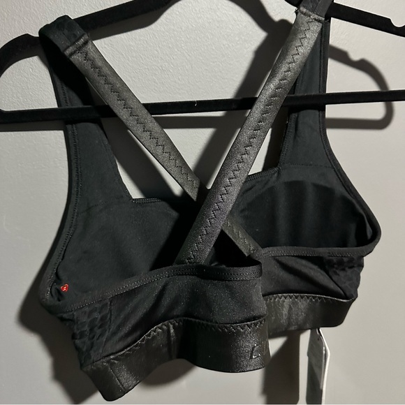 Laura Jane quilted sports bra with silk like straps - Picture 4 of 4